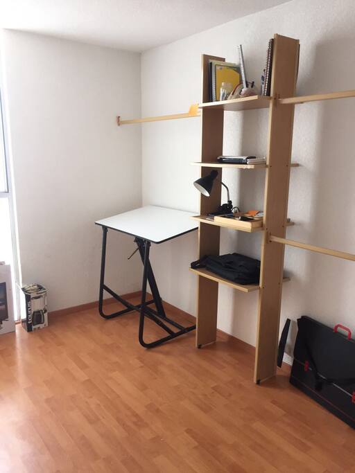 Sala de estudio que pueden ocupar para cualquier fin, incluso acomodar alguna colchoneta si viajan en grupo grande