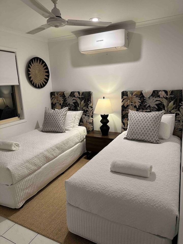 Двокреветна соба со 2 многу удобни единечни кревета, свежо декорирани. 