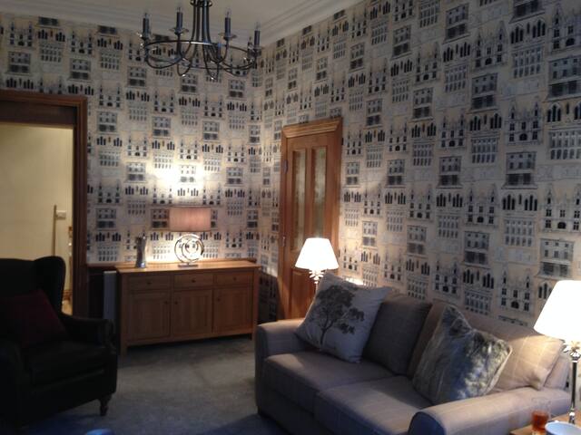 Top Royal Mile Lawnmarket Old Town gallery image 3