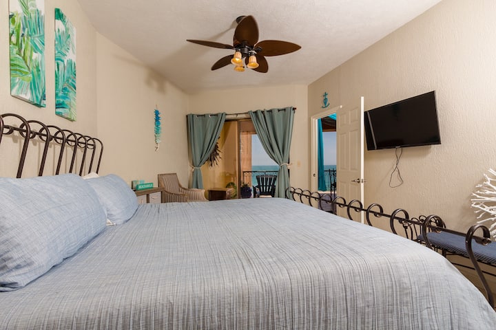 Dormitorio principal tamaño king con vista completa al mar.