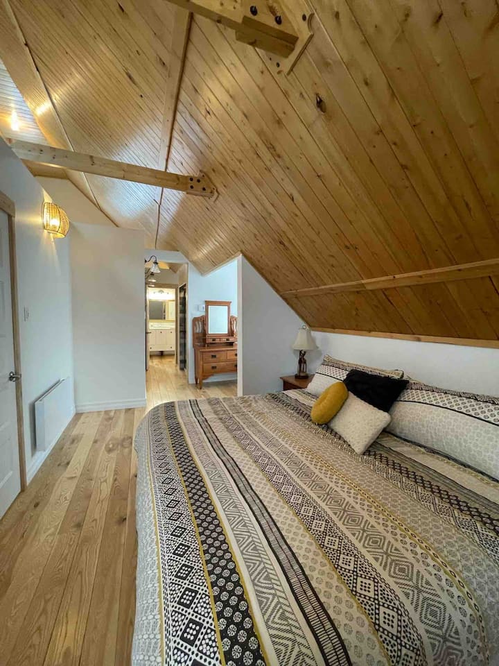 Na drugom katu nalazi se glavna spavaća soba s bračnim krevetom i kupaonicom. 