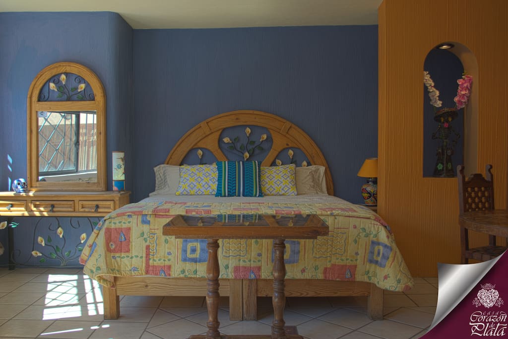 Cama King size y espacio muy acogedor en el departamento "FRIDA"