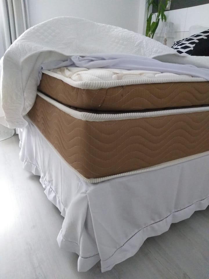 Colchão de molas com pillow top, cama box tamanho grande (queen)