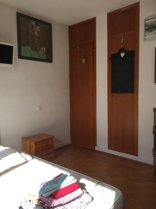 A gauche, la porte de votre cabinet de toilette.