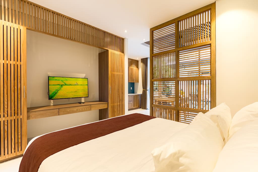 Our room is equipted with 5* standard facilities and services. Guests are free to use the kitchen and facilities in the room.