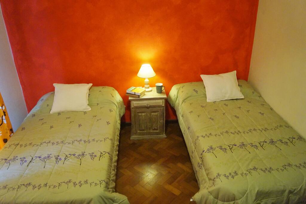 Habitación privada con balcon y 2 camas individuales (posibilidad de añadir una cama adicional)