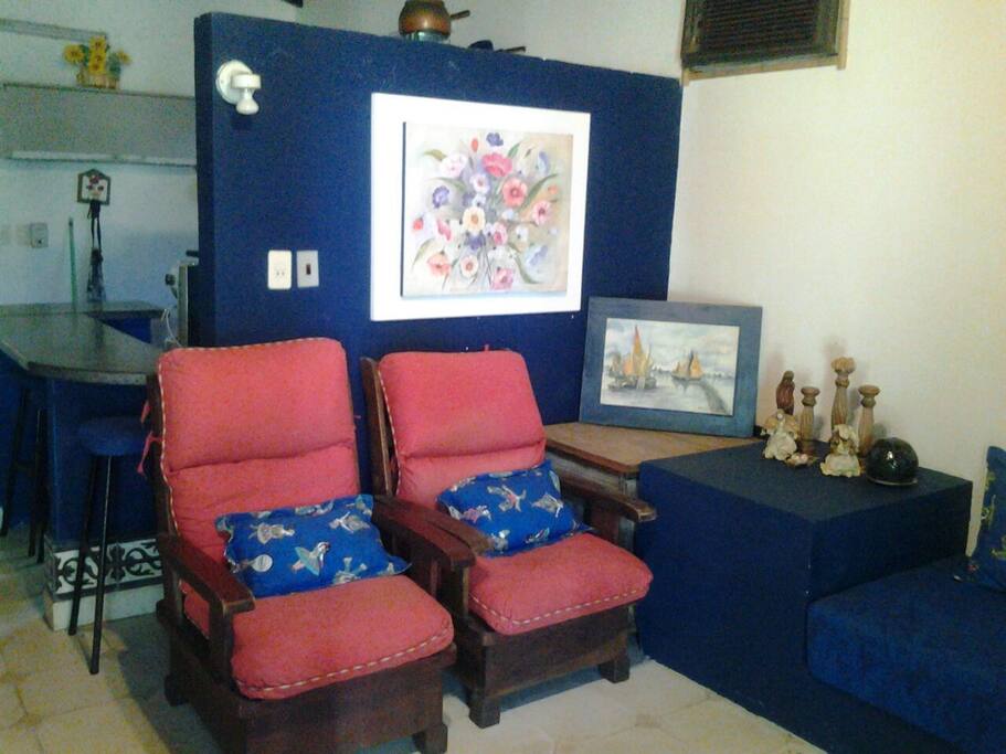 Living/Estar con aire acondicionado, TV y sofá cama.