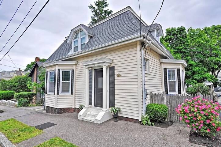 Cozy private room near Salem, the beach and SSU.