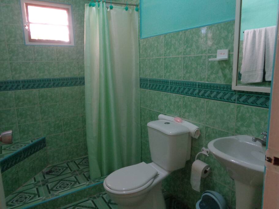 Baño privado con agua fría y caliente
