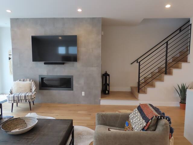 Stunning Luxury Home by Lake & Bronco’s Stadium gallery image 5