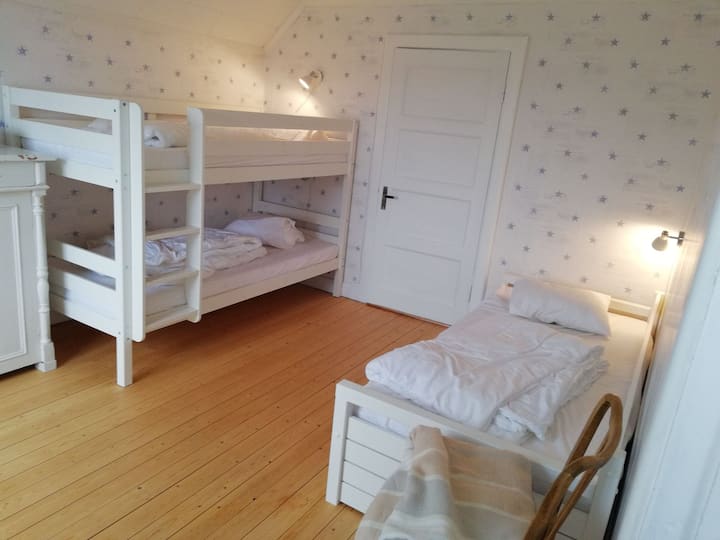 Საძინებელი 2 ზემოთ (გამჭოლი საძინებელი) 90 სმ სიგანის ერთადგილიანი საწოლით და 90 სმ სიგანის ორსართულიანი საწოლით