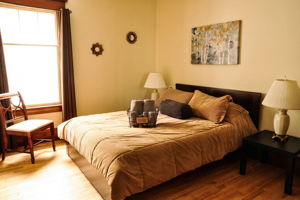 Have a great night rest in this comfortable queen bed.