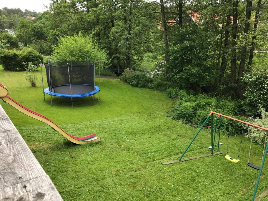 Ruschkana från altanen samt gungor (obs studsmattan är grannens)