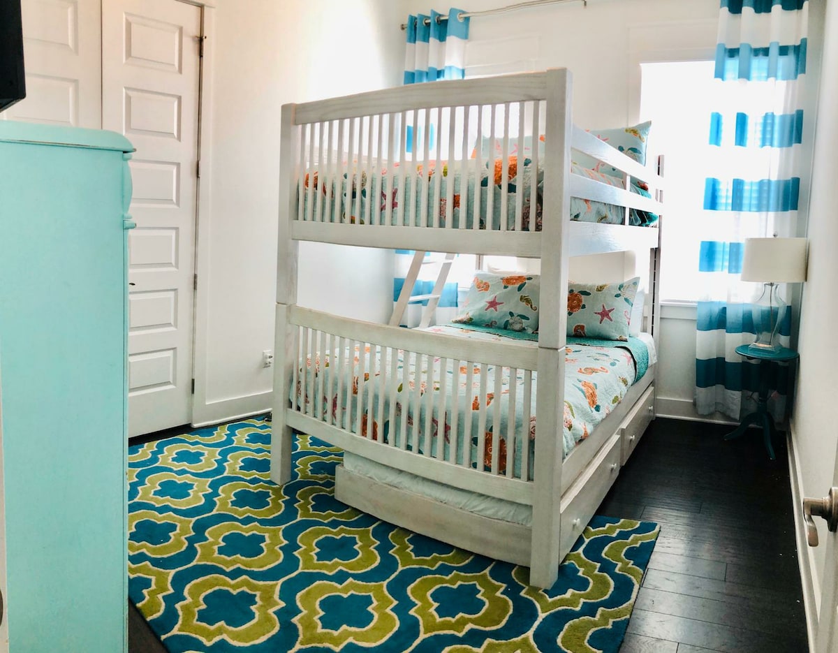 Treća spavaća soba  - puna puna i trundle, s temom morskog života, za udobnost svih.  32" HD Smart TV