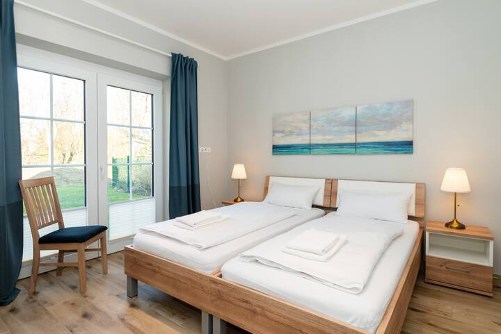 חדר השינה השני עם שתי מיטות זוגיות, כל אחת 90x200