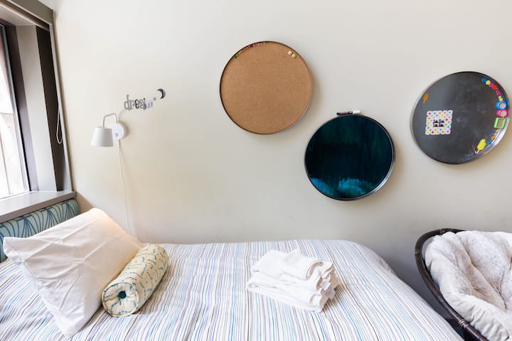 Tranquil Mid Century Modern Retreat, Neighbors Downtown