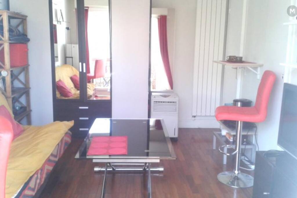 Salle principale, climatiseur, armoire