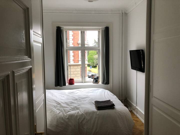 前卧室配备加大双人床和内置衣柜