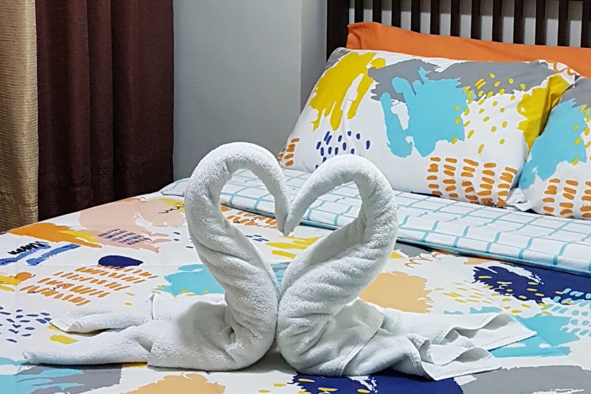 Dormitorio con cama tamaño queen