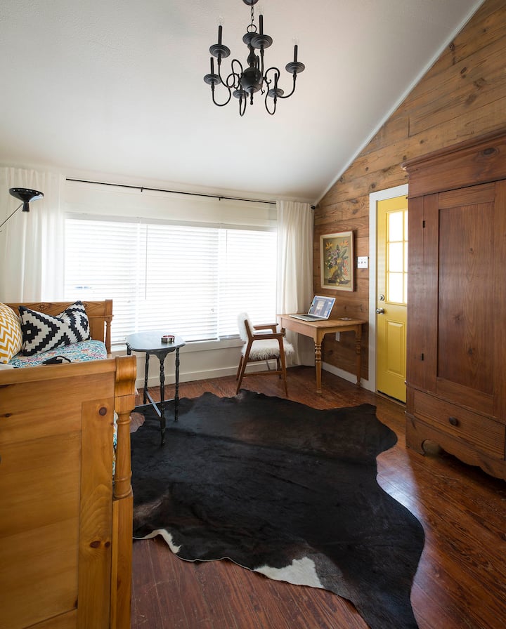 Charming 'M Streets' Guest Cottage Apartments for Rent in Dallas