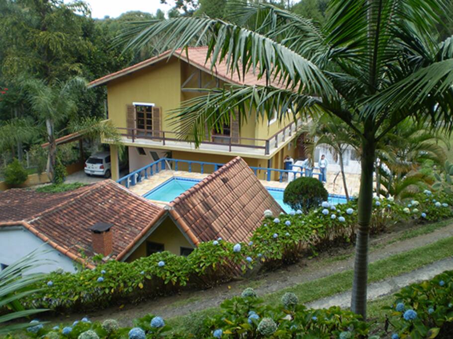 Casa, piscina e churrasqueira