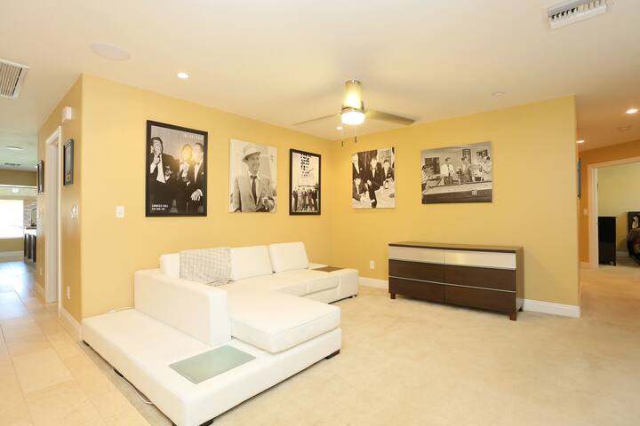 Sinatra-Themed House 6 bed with Pool & Game Room gallery image 3