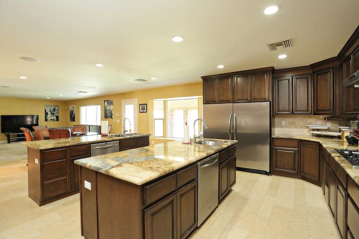 Sinatra-Themed House 6 bed with Pool & Game Room gallery image 2