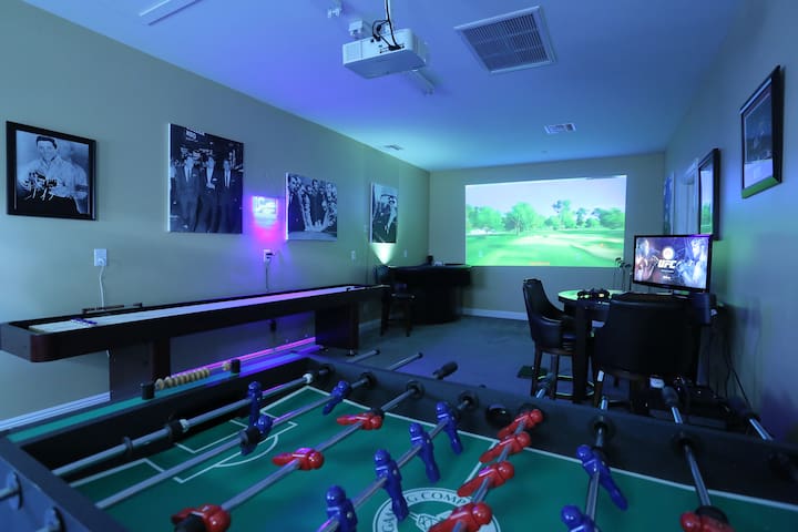 Sinatra-Themed House 6 bed with Pool & Game Room gallery image 5
