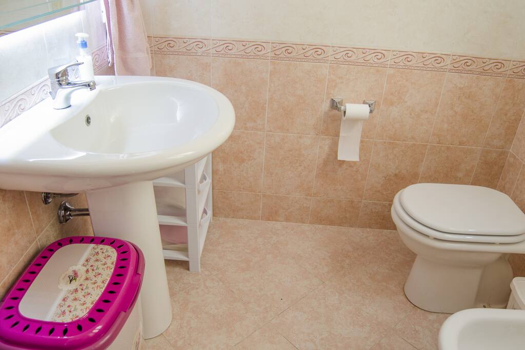 Bagno con wc,bidet,box doccia e lavabo