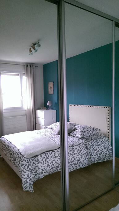 Grand placard dans la chambre