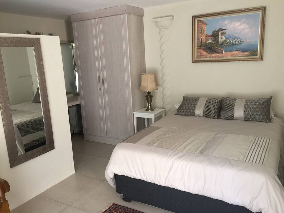2nd Queensize en-suit bedroom with access to deck