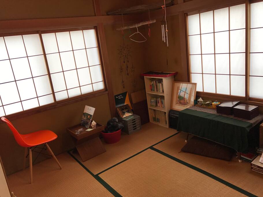 ビビッドなオレンジの椅子があって、カフェ席としています。ゆっくりコーヒーを飲んで、読書したり、ボーっとしたりくつろいでほしいです。椅子のそばの窓を開けると、神社が見えて雰囲気とても良いです。