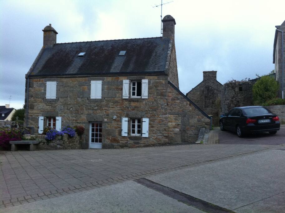 Notre maison avec l'accès au jardin sur le côté (devant la voiture)