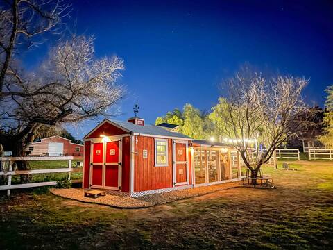 6 BDR Red Barn Ranch: Game Room, Hot Tub, Chickens