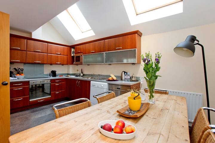 Luxurious and Modern 4 Bedroom House in gated development, moments away from Ladbroke Grove gallery image 5