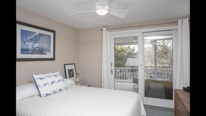 Chumba cha kulala cha Malkia wa ghorofa ya 1 na ufikiaji wa ukumbi uliofunikwa