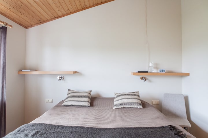 Прва спална соба на второ ниво. Брачен кревет со квалитет на хотел и голем простор во плакарот. Спие 2 лица