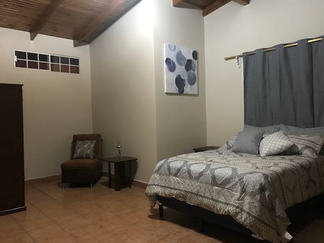 Private room with Studio bedrooms in Tegucigalpa - Amplia habitación ejecutiva cerca de aeropuerto