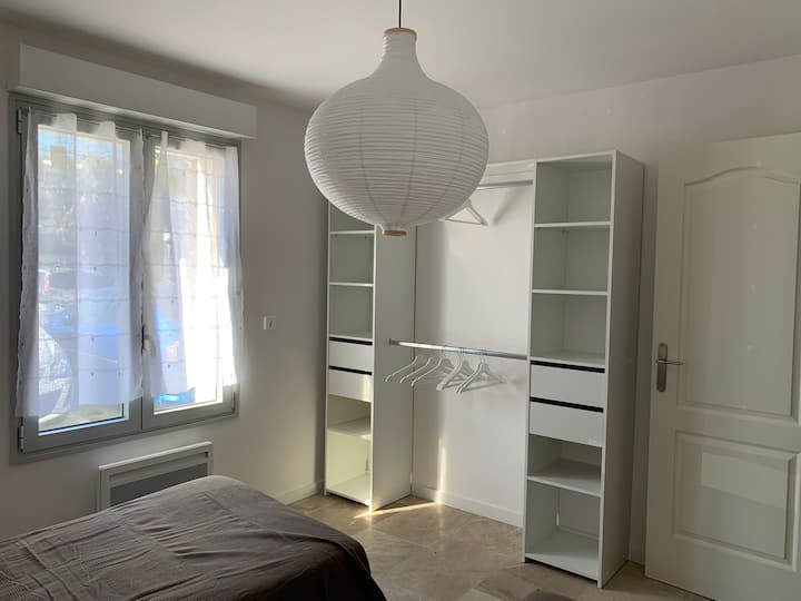 Спална соба за две деца или возрасни. Два кревета во 90, кои може да се спојат. Широко складирање.