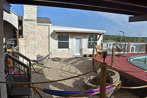 Fun getaway:pool, hot tub, games, sauna, steamroom