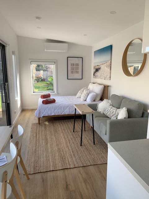 Top performing Airbnb: Stylish, Modern beachouse with pool 250m to beach in Mornington