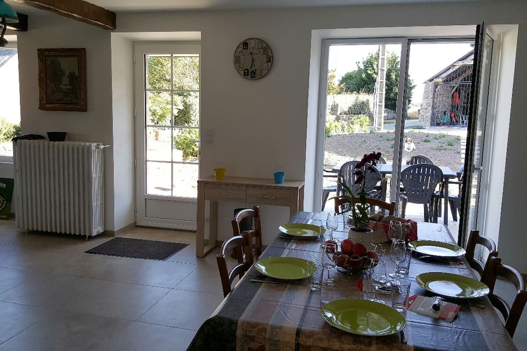 Cuisine donnant sur le salon et sur terrasse avec barbecue en façade sud