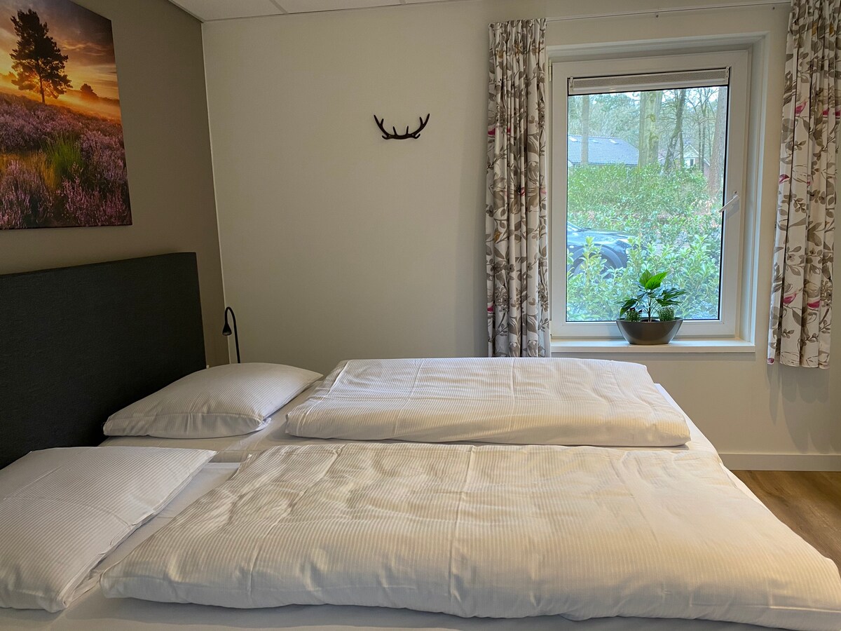 Slaapkamer 2, met extra lange bedden.