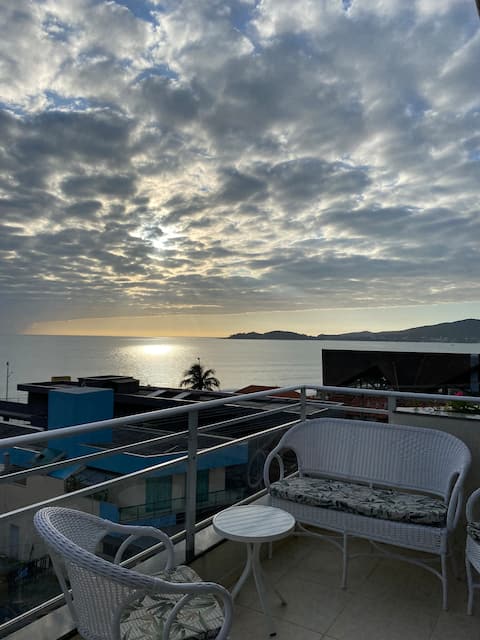 Beautiful penthouse
With sea view
Bombas/Bombinhas