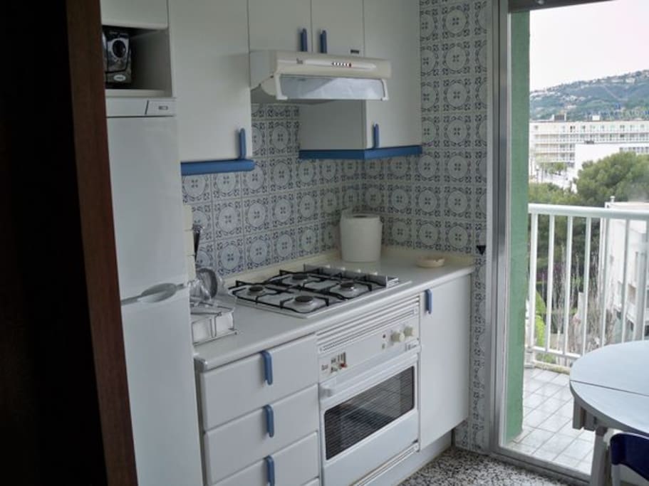 Cuisine équipée, four, microondes, lave vaisselle, vaisselle, vue depuis le balcon cuisine sur les montagnes