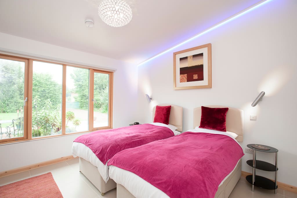 Twin bedroom with en-suite wetroom