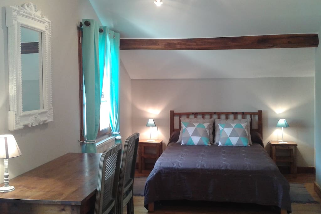 Chambre Parentale à l'étage composée d' 1 grand lit et d'un petit lit