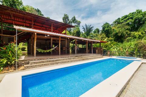 Spacious 4bdr property - 10 p, with Pool & Wi-Fi