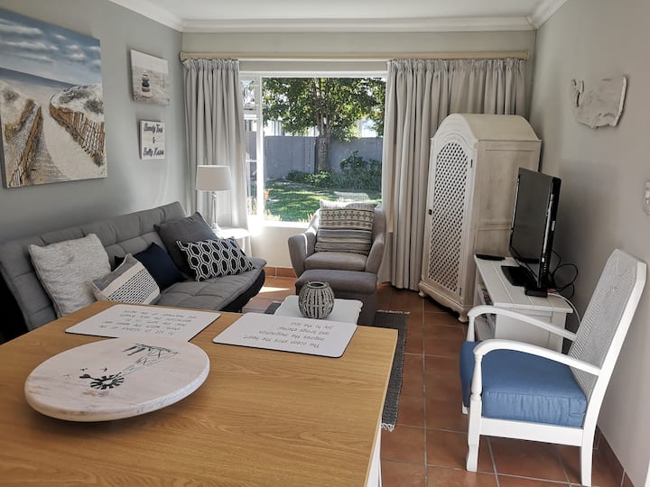 Ambient ndenjjeje me buqetë të plotë DSTV dhe një divan me krevat dopio