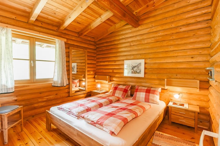 Schlafzimmer 1